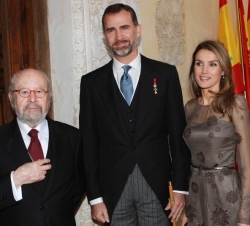 Sus Altezas Reales los Príncipes de Asturias junto al Premio Cervantes 2012, José Manuel Caballero Bonald